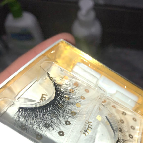 BRAND NEW BATTINGTON LASHES WITH GLUE - Picture 2 of 3